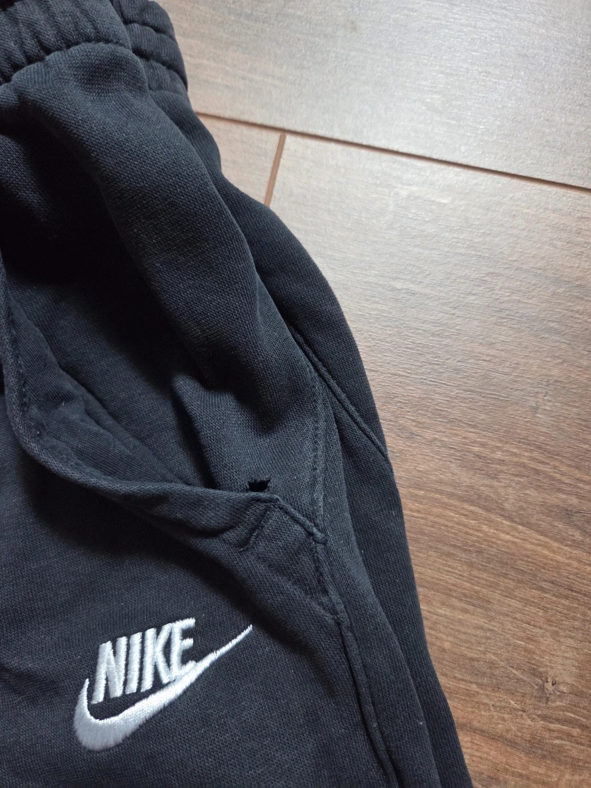 Zwarte joggingbroek en Nike t-shirt 8 jaar – photo 12
